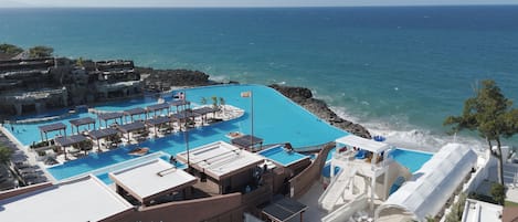 5 piscines extérieures, piscine à débordement, chaises longues