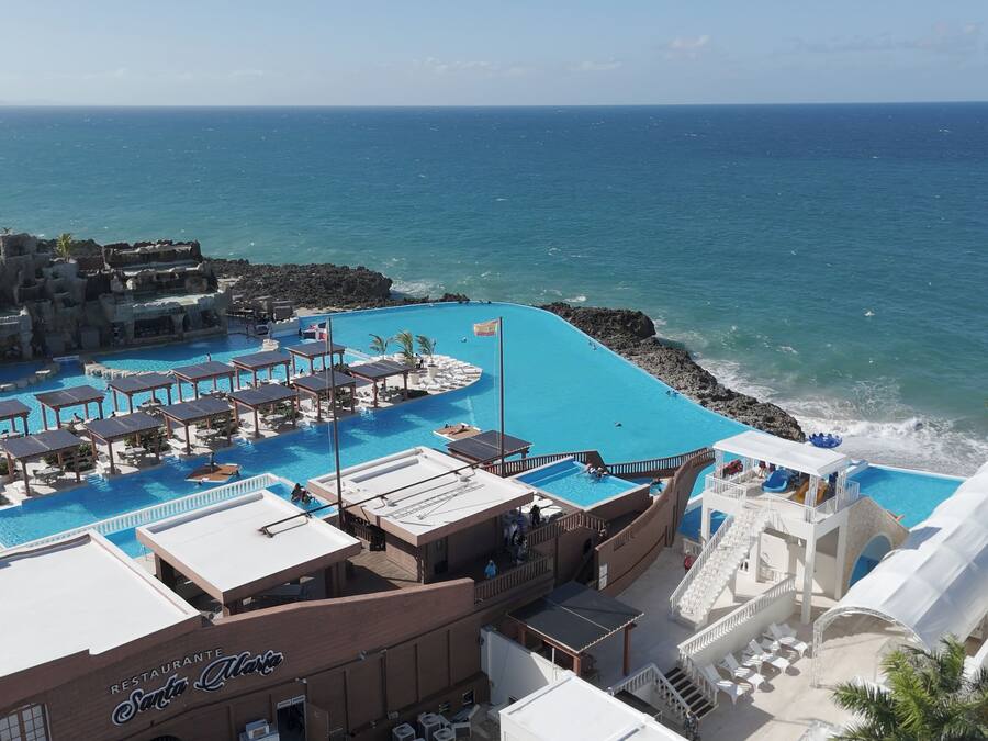 5 outdoor pools, an infinity pool, sun loungers
