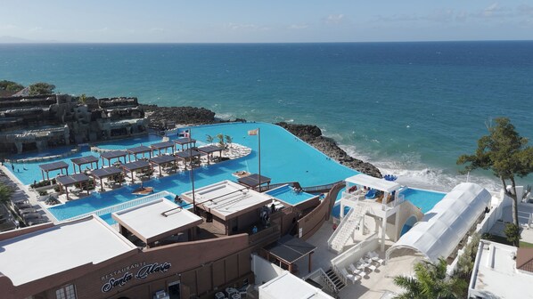 5 outdoor pools, an infinity pool, sun loungers