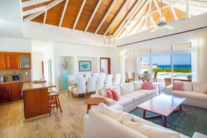 4 bedroom ocean front villa | Living area