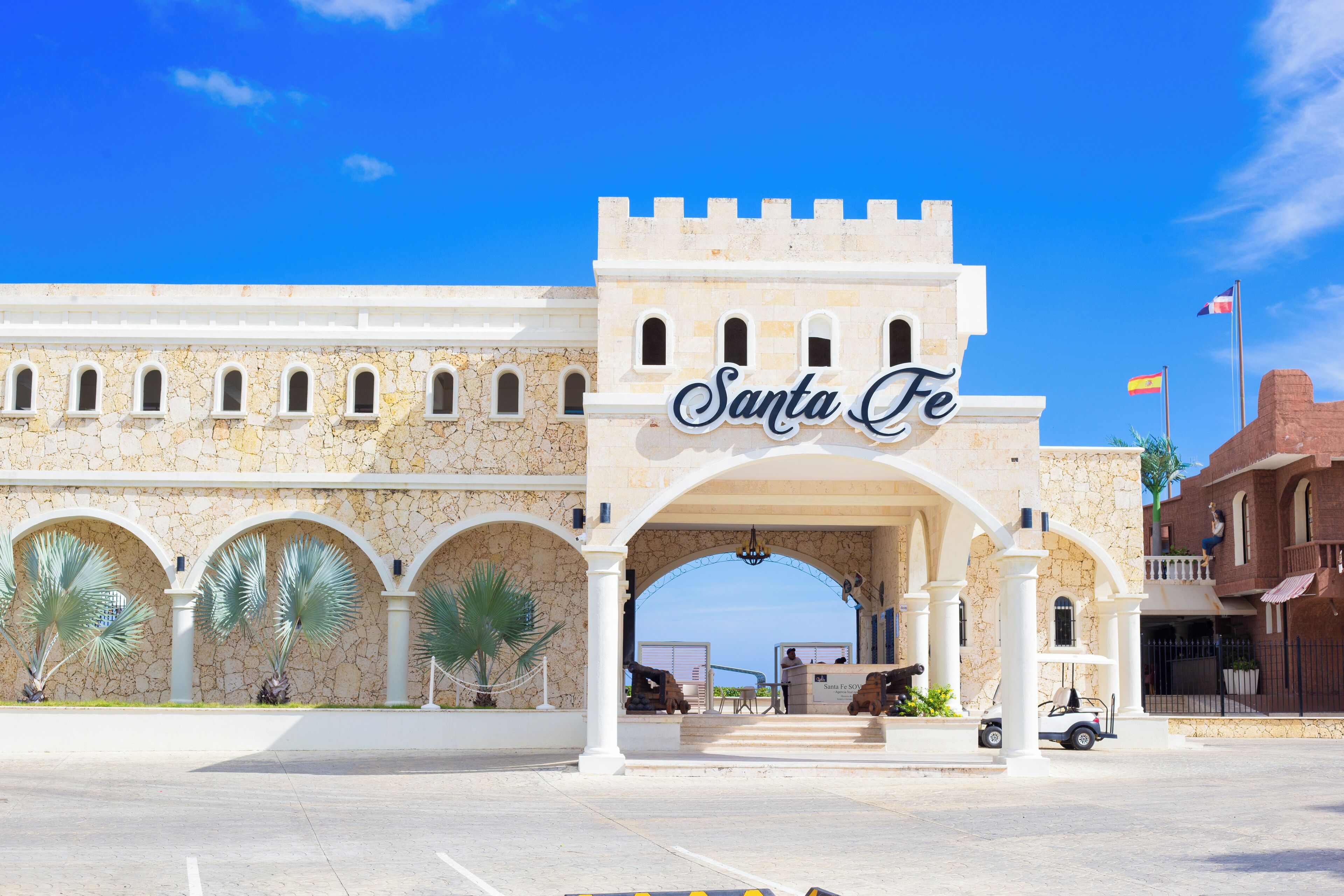 Un edificio histórico con una amplia entrada arqueada que dice "Santa Fe".