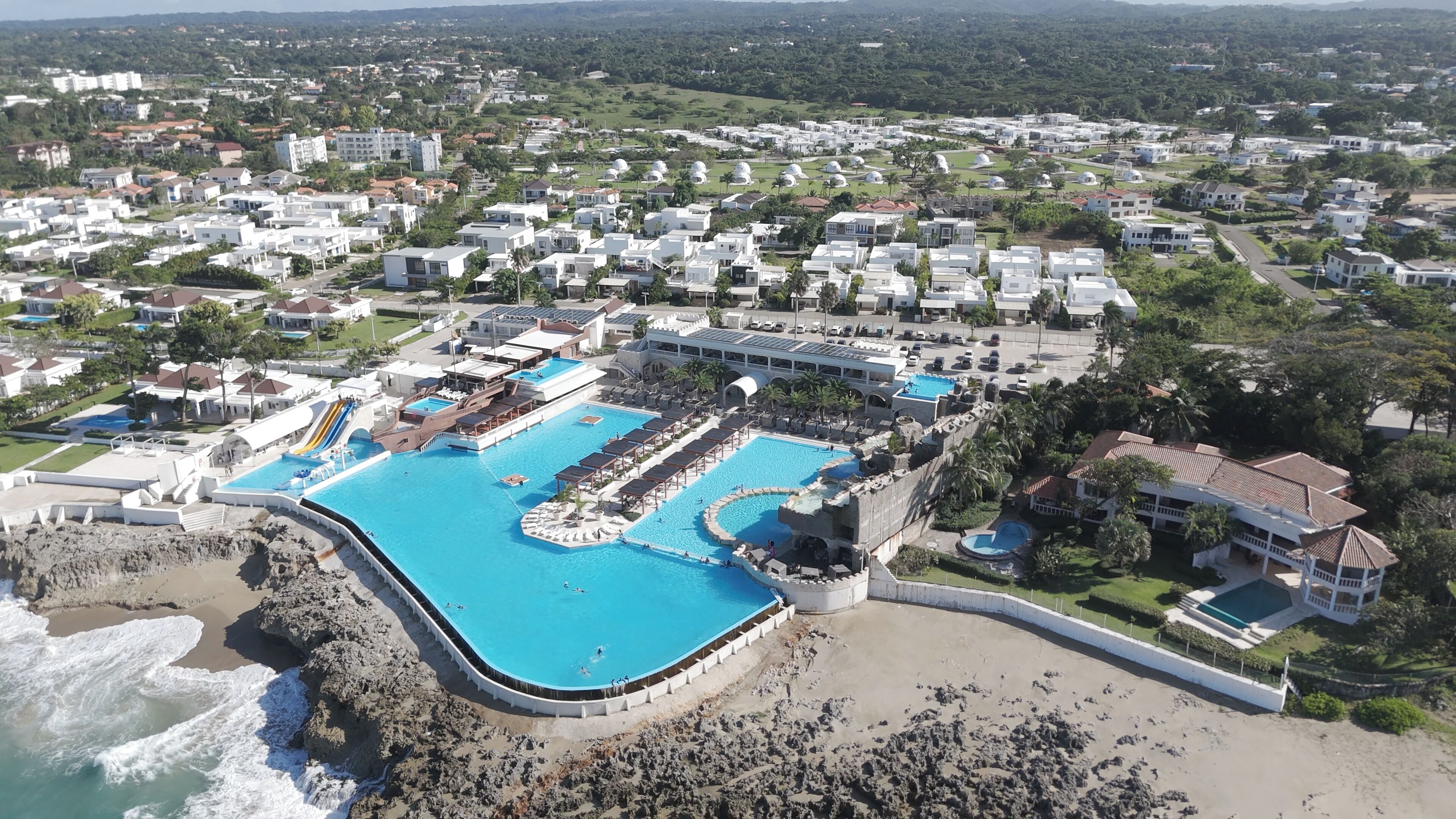 5 個室外泳池、無邊際泳池；10:00 至 18:00 開放；躺椅