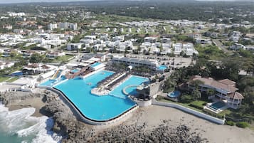 5 outdoor pools, an infinity pool, sun loungers