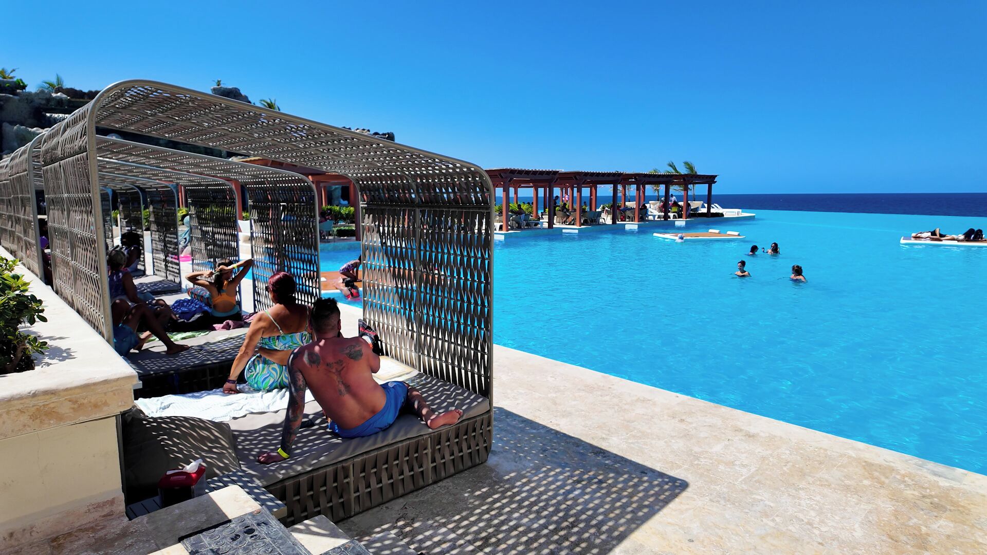 5 outdoor pools, an infinity pool, sun loungers