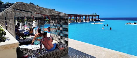 5 outdoor pools, an infinity pool, sun loungers