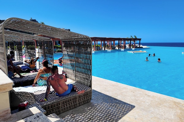 5 AuĂenpools, Infinity-Pool, LiegestĂŒhle