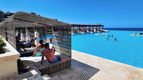 5 piscinas al aire libre, una piscina infinita