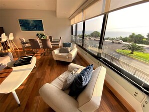 Deluxe Loft, 2 Bedrooms, Pool Access, Ocean View | Living room