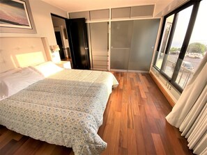2 habitaciones, caja de seguridad en la habitación y escritorio 