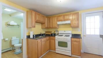 Standard Apartment, 1 Bedroom, Kitchen | Private kitchen | Fridge, oven, stovetop, electric kettle