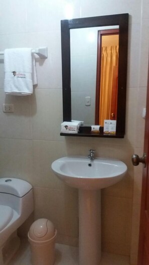 Dobbelt- eller tomannsrom – standard, 6 soverom, ikke-røyk | Bad | Dusj, regndusjhode, designertoalettartikler og hårføner