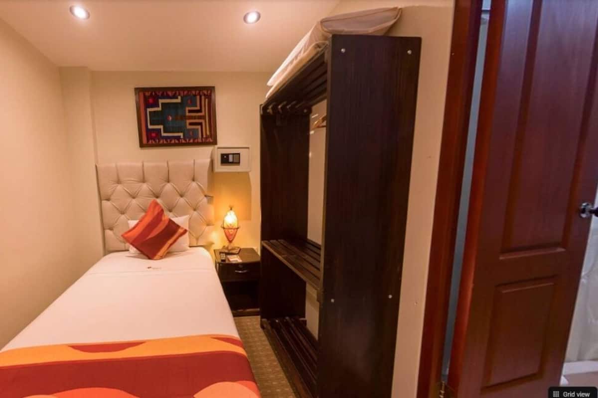 1 bedroom, Egyptian cotton sheets, premium bedding, down comforters