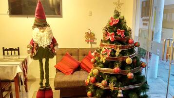 32-inch LED TV with cable channels, TV, computer monitors