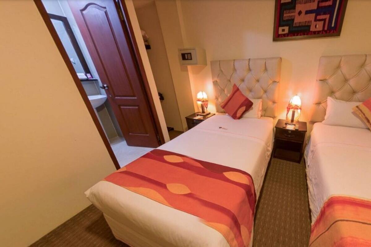 1 bedroom, Egyptian cotton sheets, premium bedding, down comforters