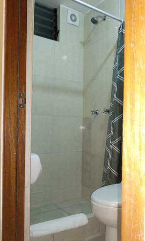 Standard Single Room | Pancuran Bilik Mandi