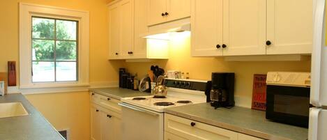 Talo, useita sänkyjä, rantanäköala (132 - Smugglers Lagoon Beach Cottage,) | Yksityinen keittiö | Jääkaappi, mikroaaltouuni, kahvin-/teenkeitin, leivänpaahdin