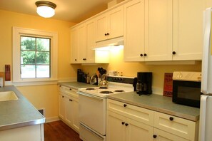 บ้านพัก, หลายเตียง, วิวชายหาด (132 - Smugglers Lagoon Beach Cottage,) | ครัวส่วนตัว | ตู้เย็น, ไมโครเวฟ, เครื่องชงกาแฟ/ชา, เตาปิ้งขนมปัง