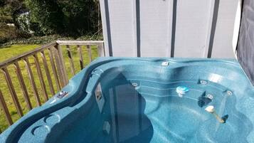 Rumah, 2 kamar tidur, pemandangan laut | Bathtub spa outdoor
