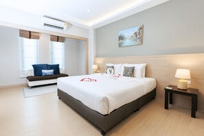 Desk, blackout curtains, free WiFi, bed sheets - Baan Phor Phan Hotel (Khon Kaen)