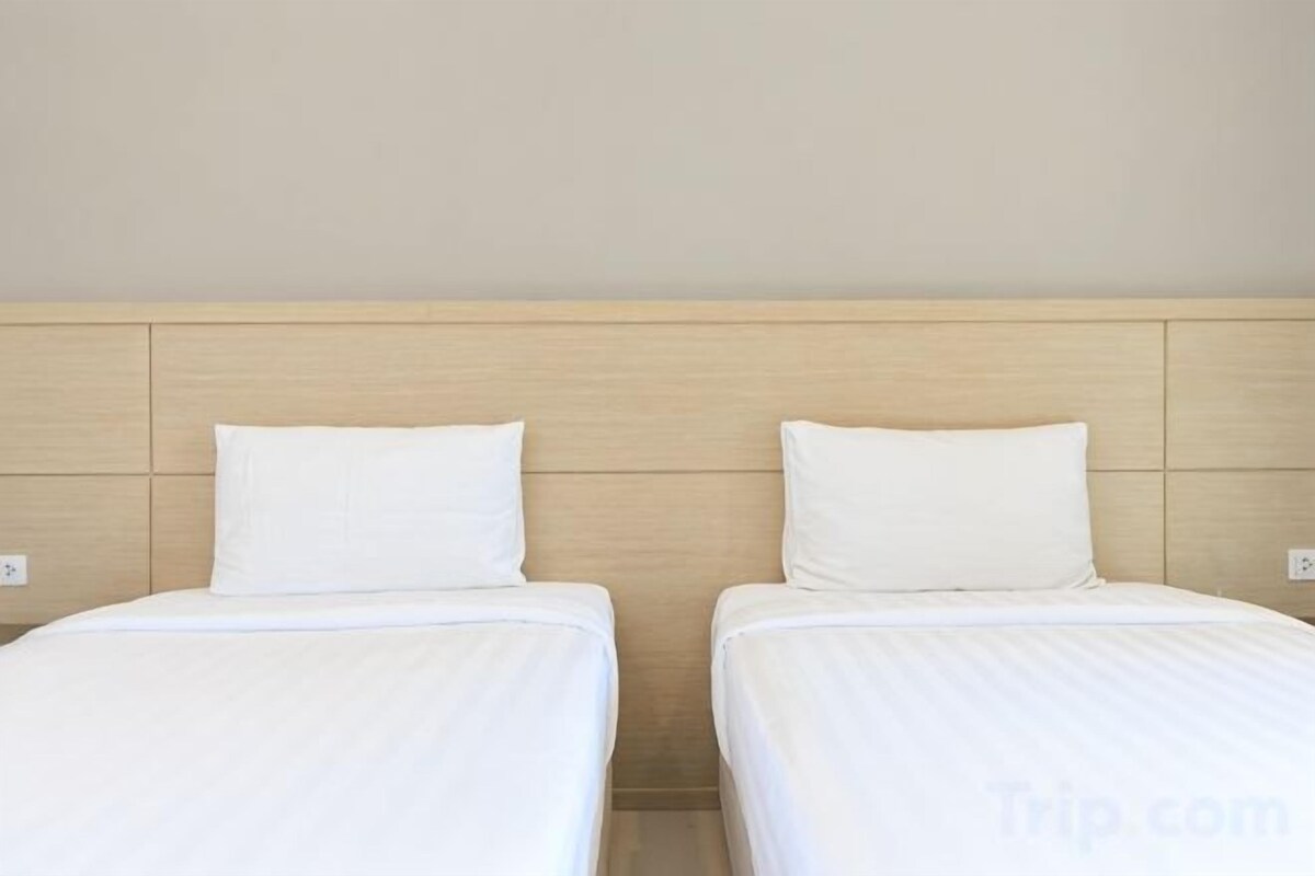 Escritorio, cortinas opacas, wifi gratis y ropa de cama