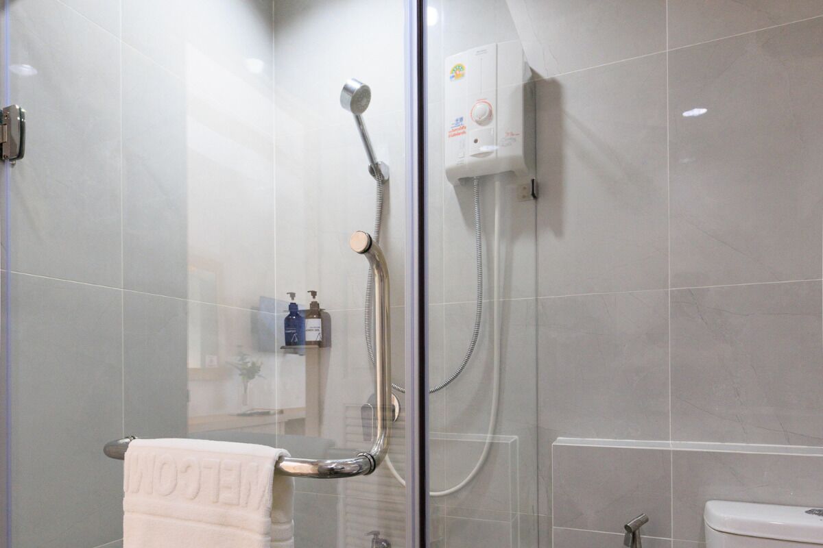 shower, free toiletries, towels