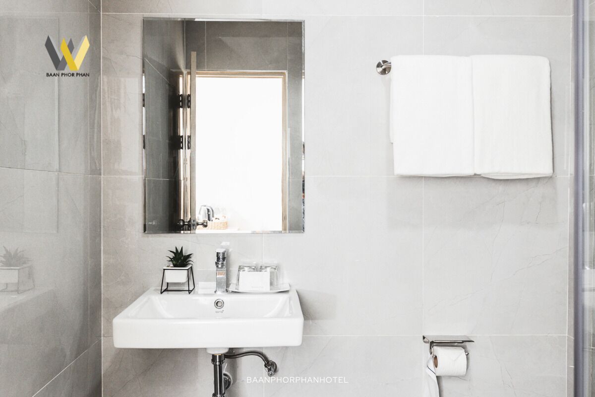 shower, free toiletries, towels