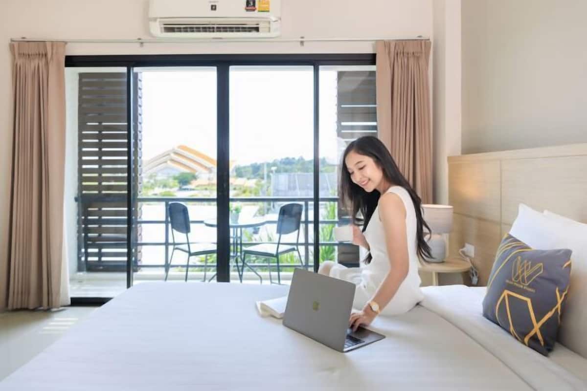 Desk, blackout curtains, free WiFi