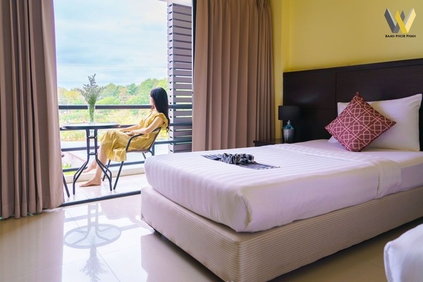 Habitación superior con 2 camas individuales | Área de sala de estar | Televisión