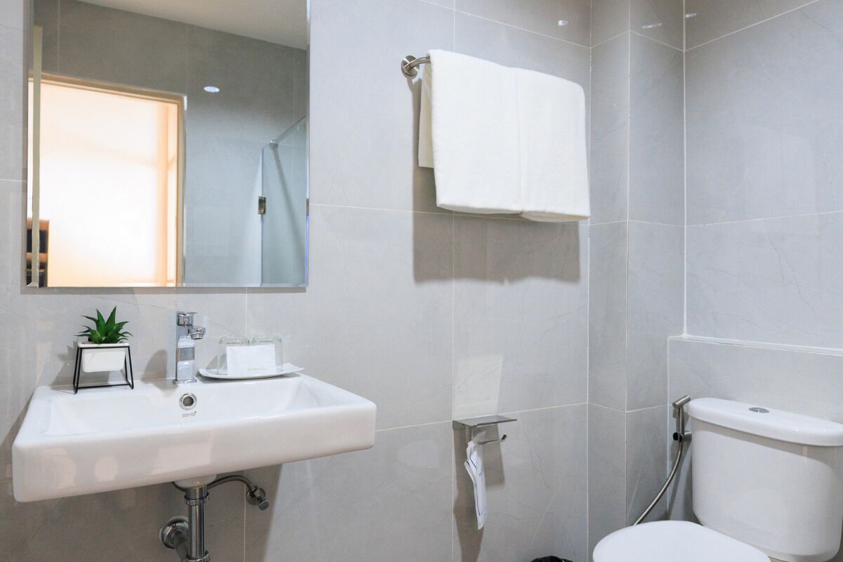 shower, free toiletries, towels