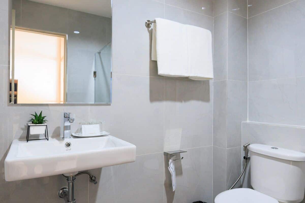 shower, free toiletries, towels