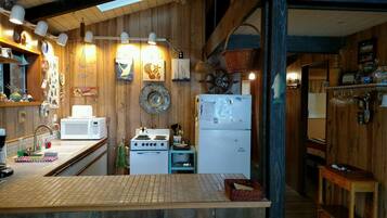 Rumah, 1 Tempat Tidur King, pemandangan laut (186 - 4 B's Coastal Cabin) | Dapur pribadi | Lemari es, microwave, dan mesin pembuat kopi/teh