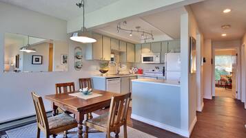 House, 2 Bedrooms, Sea View | Dining