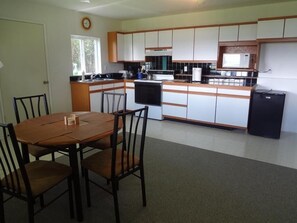 Casa, 2 camas individuales, vista al mar (192 - Greenbank Getaway) | Cocina privada | Refrigerador, microondas, parrilla de estufa y cafetera y tetera 