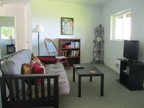 Casa, 2 camas individuales, vista al mar (192 - Greenbank Getaway) | Área de sala de estar | Televisión y reproductor de DVD 