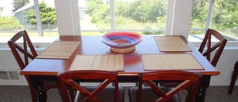 Talo, 2 yhden hengen sänkyä, merinäköala (192 - Greenbank Getaway) | Ruokailu