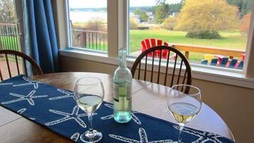 Nhà, 2 phòng ngủ, quang cảnh biển | Khu vực ăn uống tại phòng