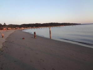 House, 1 Bedroom, Sea View | Beach - Beachfront Mutiny Bay Cabin (Freeland)