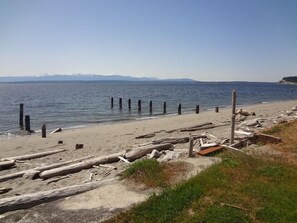 House, 1 Bedroom, Sea View | Beach - Beachfront Mutiny Bay Cabin (Freeland)