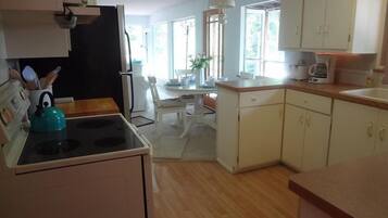Rumah, 2 kamar tidur, pemandangan laut | Dapur pribadi | Lemari es, microwave, dan mesin pembuat kopi/teh