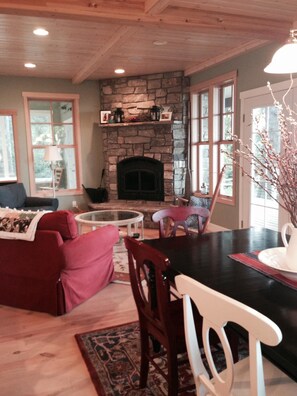 Talo, useita sänkyjä, merinäköala (219 - Westside Waterfront View home) | Ruokailu