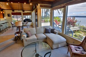 Casa, 2 camas individuales, vista al mar (227 - Saratoga Vista) | Área de sala de estar | Reproductor de DVD