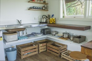 Cottage Romantique (Gorgeous Countryside) | Cuisine privée | Réfrigérateur, plaque de cuisson, cafetiÚre/bouilloire