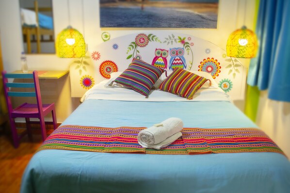 Decoración individual y espacio para trabajar con un portátil