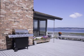 A brick building with a barbecue grill and a view of the ocean. - Bells Beach Getaway (Langley)
