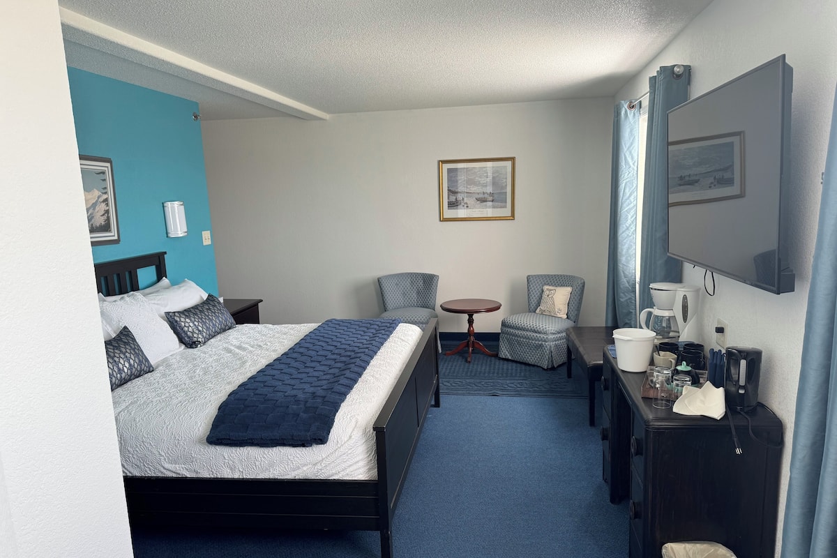 Desk, soundproofing, free WiFi, bed sheets