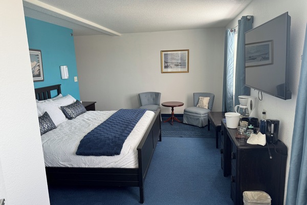 Deluxe king bed suite | Desk, soundproofing, free WiFi, bed sheets