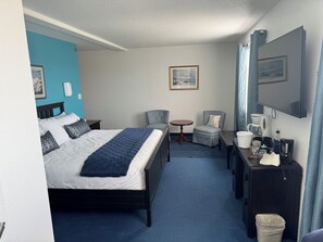 Deluxe king bed suite | Desk, soundproofing, free WiFi, bed sheets - The Wilshire Inn (Claresholm)