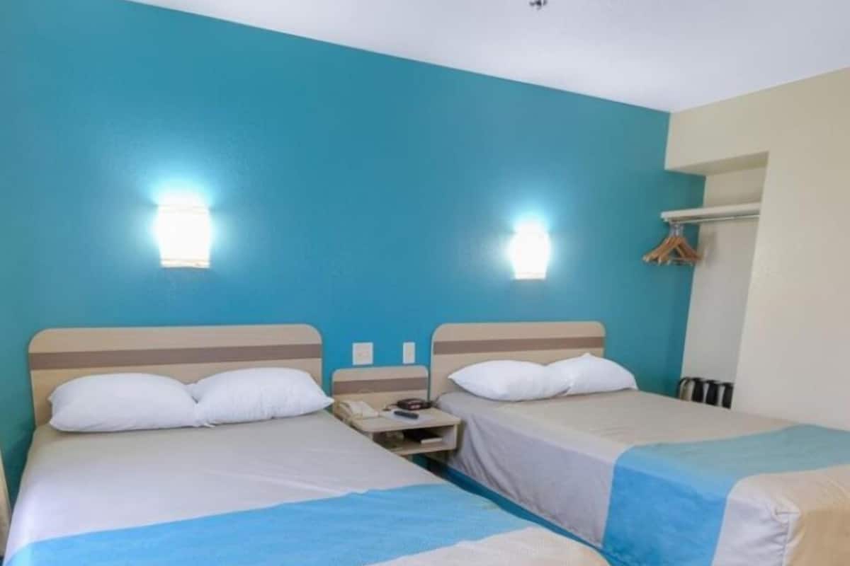 Desk, soundproofing, free WiFi, bed sheets