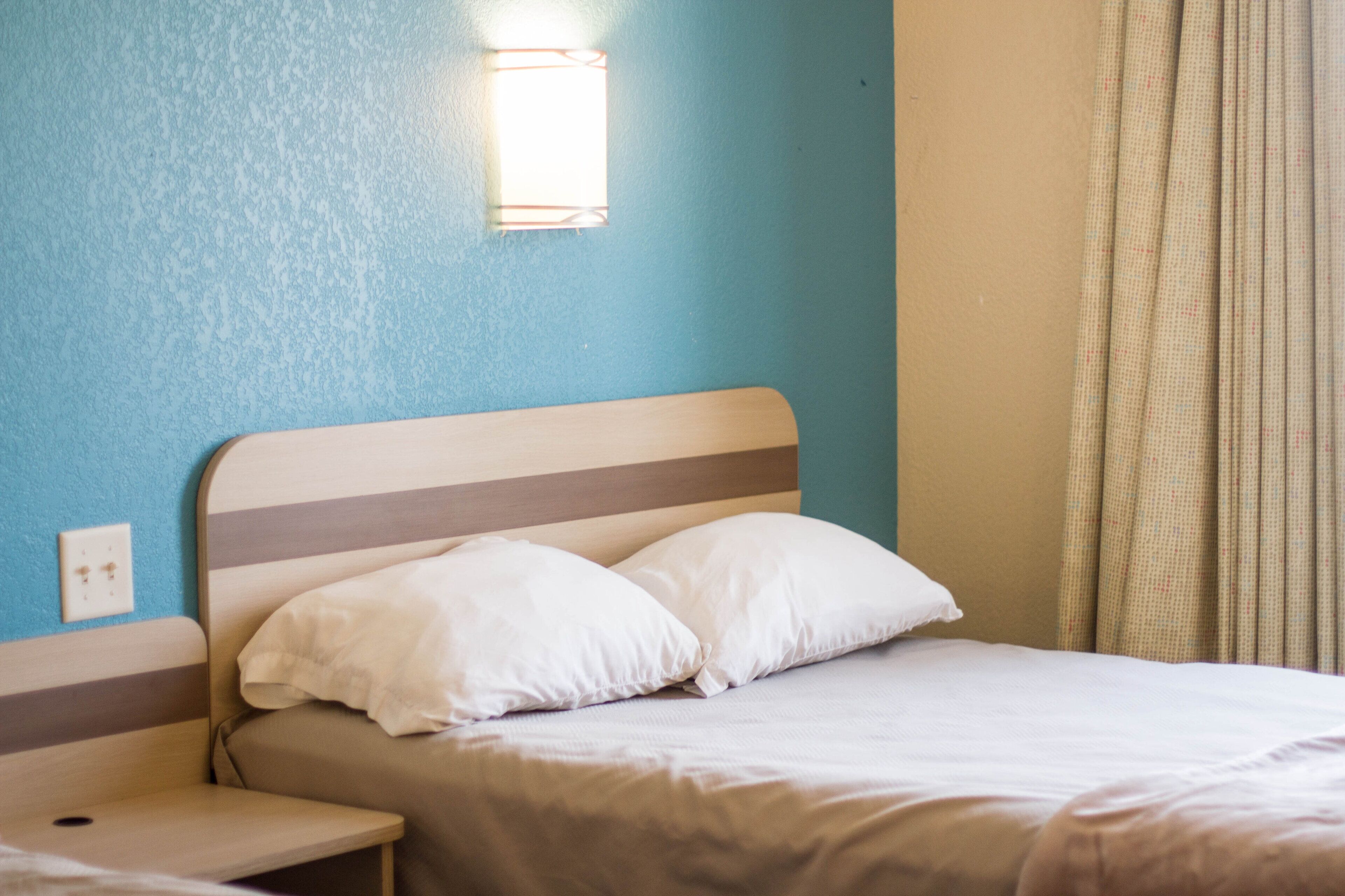 standard room, 1 queen bed, non smoking | desk, soundproofing, free wifi, bed sheets