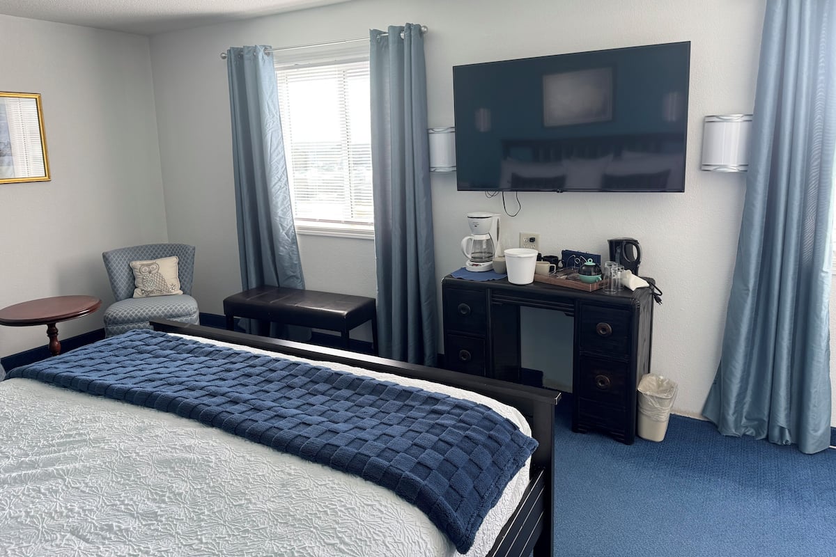 Deluxe king bed suite | Desk, soundproofing, free WiFi, bed sheets